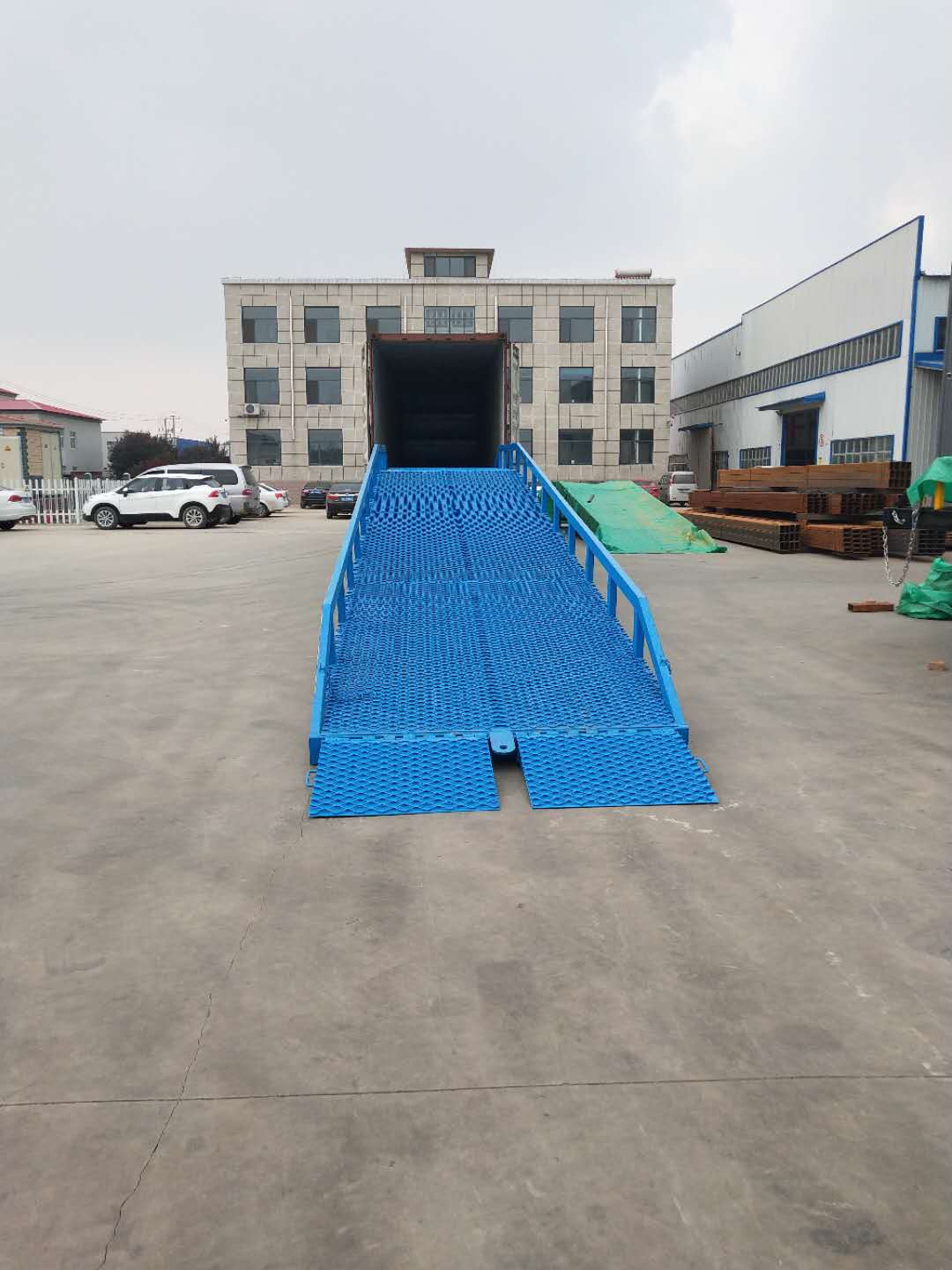 移動(dòng)式登車橋  移動(dòng)式登車橋